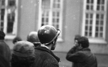 Demonstrujący robotnicy pod gmachem KW PZPR przy Wałach Jagiellońskich, 14 lub 15.12.1970 r.