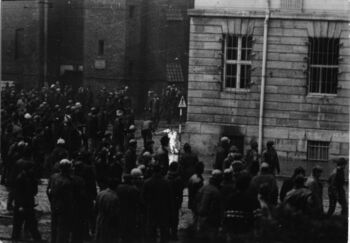 Robotnicy podpalający gmach KW PZPR przy Wałach jagiellońskich, 15.12.1970 r.