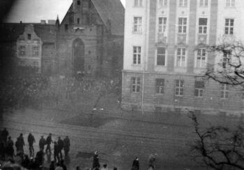 Demonstrujący robotnicy pod gmachem KW PZPR przy Wałach Jagiellońskich, 15.12.1970 r.