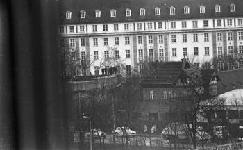 Demonstrujący robotnicy pod gmachem KW PZPR przy Wałach Jagiellońskich, widok z ul. 3 Maja, 15.12.1970 r.