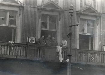 Funkcjonariusze MO na balkonie płonącego gmachu KW PZPR przy Wałach Jagiellońskich, 15.12.1970 r.