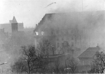 Płonący gmach KW PZPR przy Wałach Jagiellońskich, widok z ul. 3 Maja, 15.12.1970 r.