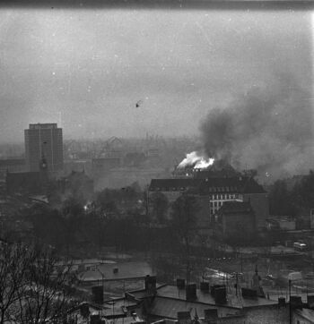 Płonący gmach KW PZPR przy Wałach Jagiellońskich, widok z Biskupiej Górki, 15.12.1970 r.