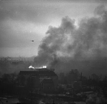 Płonący gmach KW PZPR przy Wałach Jagiellońskich, widok z Biskupiej Górki, 15.12.1970 r.