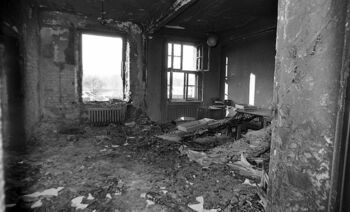 Wypalone i zdewastowane wnętrza gmachu KW PZPR przy Wałach Jagiellońskich, po 15.12.1970 r.