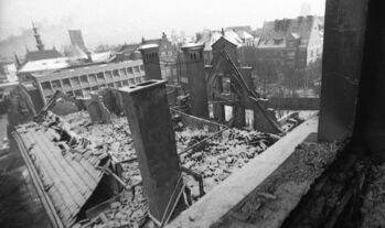 Spalony dach gmachu KW PZPR przy Wałach Jagiellońskich, po 15.12.1970 r.