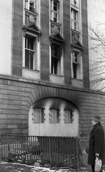 Wypalony gmach KW PZPR przy Wałach Jagiellońskich, po 15.12.1970 r.