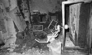 Wypalone i zdewastowane wnętrza gmachu KW PZPR przy Wałach Jagiellońskich, po 15.12.1970 r.