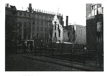 Wypalony gmach KW PZPR przy Wałach Jagiellońskich, widok z ul. Na Piaskach, po 15.12.1970 r. (fot. Edward Nesterowicz)