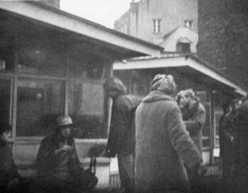 Stoczniowcy i mieszkańcy Gdańska na Targu Drzewnym, 15.12.1970 r. (opis na zdjęciu: „Chuligani raczą się winem zrabowanym w sklepie delikatesowym przy ul. Targ Drzewny obok kiosku Ruchu dnia 15 XII 70”)