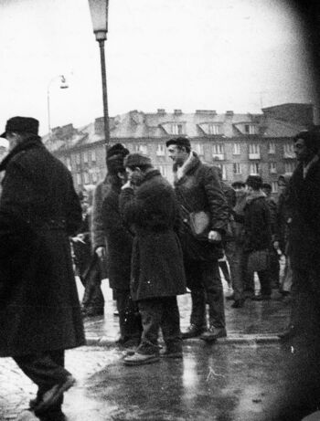 Mieszkańcy Gdańska na Targu Drzewnym, 15.12.1970 r. (opis na zdjęciu: „Osoby na Targu Drzewnym nawoływały do ataku na milicję i wrogo wypowiadały się przeciwko władzy ludowej, Gdańsk dnia 15 XII 70 r., godz. 10.50”)