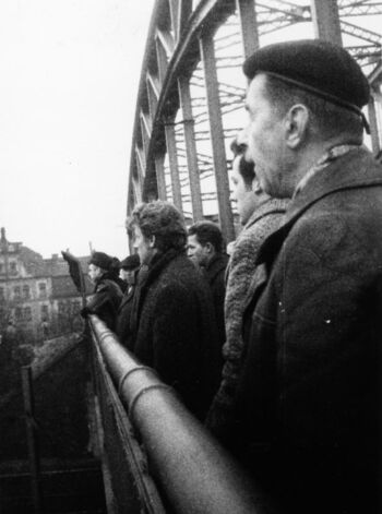 Mieszkańcy Gdańska obserwujący Stocznię Gdańską im. Lenina z wiaduktu przy Bramie Oliwskiej, 16.12.1970 r.