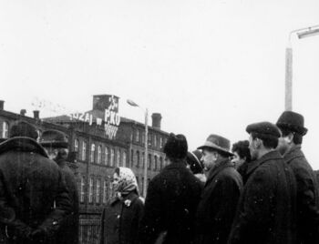 Mieszkańcy Gdańska obserwujący Stocznię Gdańską im. Lenina z peronu stacji SKM Gdańsk Stocznia, 16.12.1970 r.