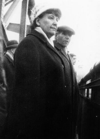 Mieszkańcy Gdańska obserwujący Stocznię Gdańską, im. Lenina z wiaduktu przy Bramie Oliwskiej, 16.12.1970 r.