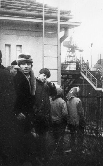 Mieszkańcy Gdańska obserwujący Stocznię Gdańską im. Lenina z peronu stacji SKM Gdańsk Stocznia, 16.12.1970 r.