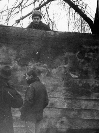 Mieszkańcy Gdańska przy murze Stoczni Gdańskiej im. Lenina, 16.12.1970 r.