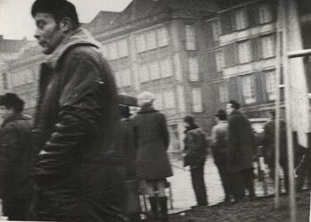 Mieszkańcy Gdańska na Targu Drzewnym przed Domem Prasy, 14 lub 15.12.1970 r.
