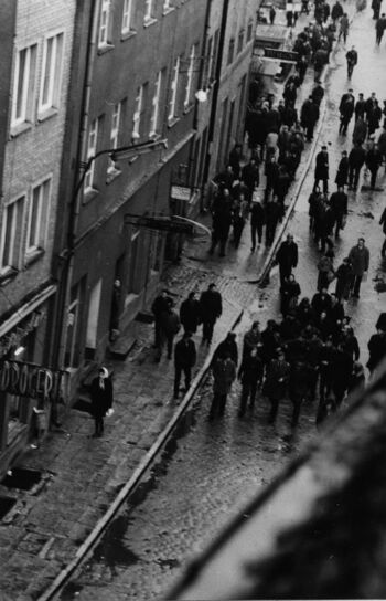 Demonstrujący robotnicy na ul. Garncarskiej, 14 lub 15.12.1970 r.
