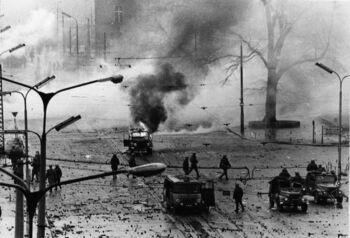 Płonący samochód na ul. Hucisko, skrzyżowanie z ul. 3 Maja, 15.12.1970 r.