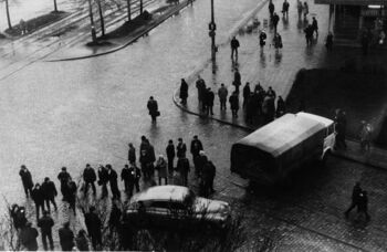 Mieszkańcy Gdańska na ul. Okopowej, niedaleko gmachu KW MO, 15 lub 16.12.1970 r.