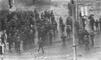 Oddziały milicji w rejonie skrzyżowania ulic: Hucisko i 3 Maja, 15.12.1970 r.
