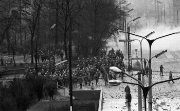 Oddziały milicji blokujące skrzyżowanie ulic: Hucisko i 3 Maja, przy KM MO, 15.12.1970 r.