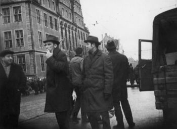 Funkcjonariusze MO (lub SB) w cywilu na ul. Świerczewskiego (ob. Nowe Ogrody), po lewej gmach sądu, za nim KM MO, 15 lub 16.12.1970 r.
