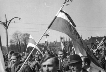 Pochód 1 Maja na ulicach Gdańska, Podwale Grodzkie, flagi z czarnymi wstążeczkami, 01.05.1971 r.