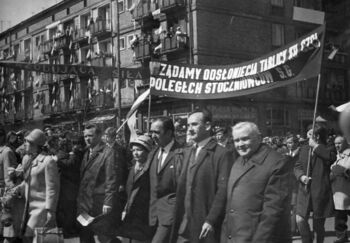 Pochód 1 Maja na ulicach Gdańska, ul. Rajska, róg ul. Heweliusza, 01.05.1971 r.