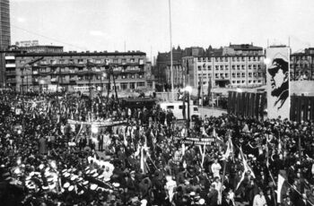 Pochód 1 Maja na ulicach Gdańska, ul. Rajska, plac między ul. Heweliusza i Gnilną (dziś stoi tu centrum handlowe „Madison”), 01.05.1971 r.
