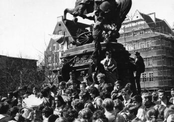 Pochód 1 Maja na ulicach Gdańska, pod pomnikiem Jana III Sobieskiego na Targu Drzewnym, 01.05.1971 r.