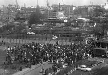 Stoczniowcy pod bramą nr 2 Stoczni Gdańskiej im. Lenina, 01.05.1971 r.