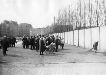 Mieszkańcy Gdańska pod murem Stoczni Gdańskiej im. Lenina, przy bramie nr 2, 01.05.1971 r.