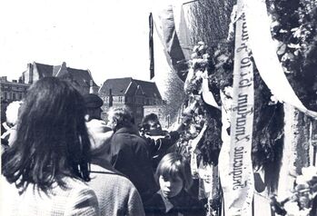 Mieszkańcy Gdańska i stoczniowcy składający wieńce pod murem Stoczni Gdańskiej im. Lenina przy bramie nr 2, 01.05.1971 r.