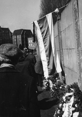 Mieszkańcy Gdańska i stoczniowcy składający wieńce pod murem Stoczni Gdańskiej im. Lenina przy bramie nr 2, 01.05.1971 r.