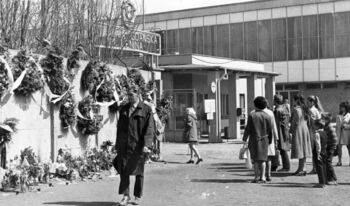 Mieszkańcy Gdańska i stoczniowcy pod murem Stoczni Gdańskiej im. Lenina przy bramie nr 2, 01.05.1971 r.