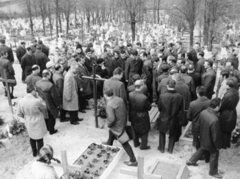 Stoczniowcy gdańscy nad grobami zabitych kolegów, 29.04.1971 r.