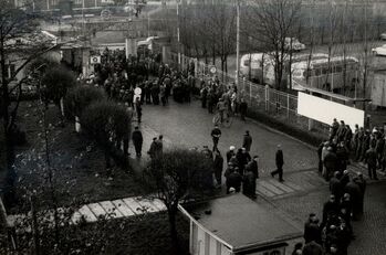 Stoczniowcy opuszczający Stocznię Gdańską im. Lenina przez bramę nr 2, 14.12.1970 r.
