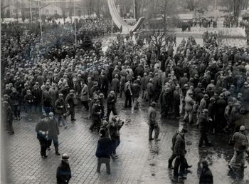 Stoczniowcy przed gmachem dyrekcji Stoczni Gdańskiej im. Lenina, 14.12.1970 r.