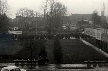 Stoczniowcy powracający spod KW PZPR przy Wałach Jagiellońskich na teren Stoczni Gdańskiej im. Lenina, 14.12.1970 r.