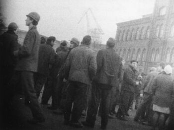 Stoczniowcy przed gmachem dyrekcji Stoczni Gdańskiej im. Lenina, 18.01.1971 r.