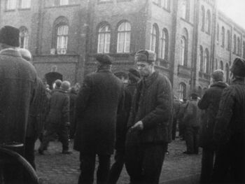 Stoczniowcy przed gmachem dyrekcji Stoczni Gdańskiej im. Lenina, 18.01.1971 r.
