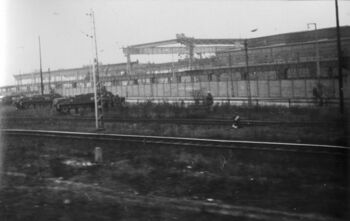 Transportery wojskowe przy murze Stoczni Gdańskiej im. Lenina przy ul. Jana z Kolna, 15 lub 16.12.1970 r.