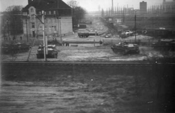 Transportery wojskowe na rogu ul. Jana z Kolna i Twardej, niedaleko Stoczni Północnej, 15 lub 16.12.1970 r.