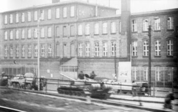 Czołgi i transportery wojskowe przy budynkach Stoczni Gdańskiej im. Lenina przy ul. Jana z Kolna, 15 lub 16.12.1970 r.