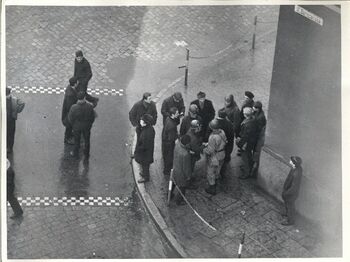 Mieszkańcy Gdańska i stoczniowcy rozmawiający z żołnierzami, róg ul. Garncarskiej i Targu Drzewnego, 15 lub 16.12.1970 r.
