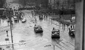 Kolumna wojskowych pojazdów i szpaler milicji blokujące skrzyżowanie ulic: Hucisko i 3 Maja, przy KM MO, 15.12.1970 r.