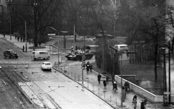 Czołg na ul. Kalinowskiego (ob. Targ Rakowy), róg ul. Hucisko, 15 lub 16.12.1970 r.