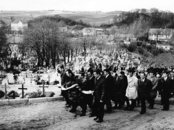 Delegacja gdańskich stoczniowców na cmentarzu Srebrzysko 29.04.1971 r.