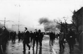 Demonstrujący robotnicy przed Dworcem Głównym, 15.12.1970 r.